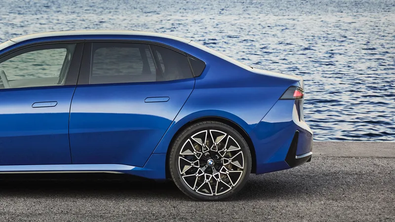 1.213 km de autonomía gastando 8,8 kWh/100 km: llega a su destino con un 1% de batería y rompiendo el récord para un BMW eléctrico