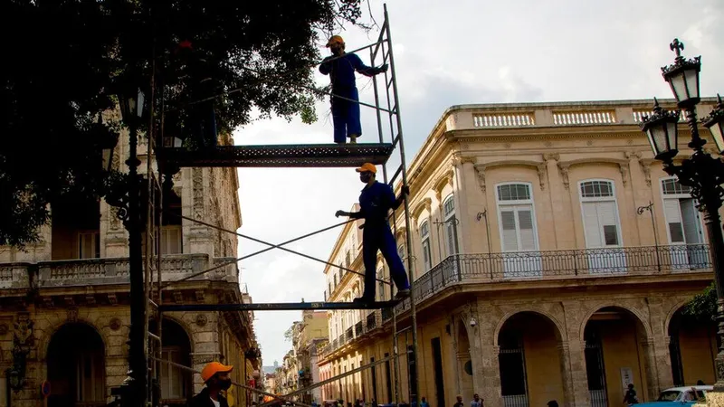 ¿Cómo puede Cuba aprovechar la experiencia de otros países para revitalizar su economía?
