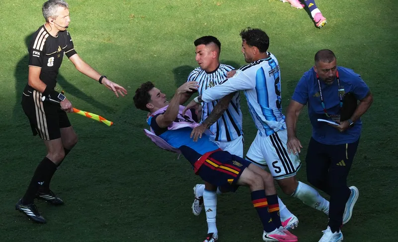 Leandro Paredes perdió la cabeza y casi arruina la fiesta de España