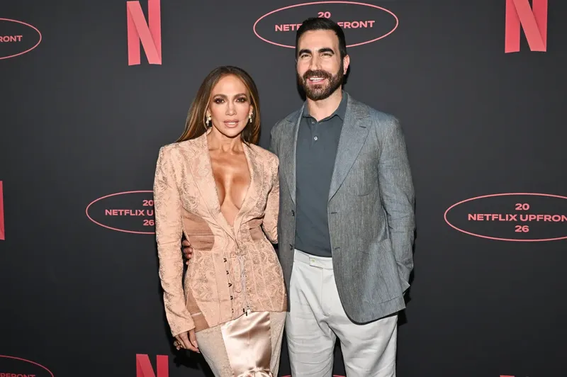 Jennifer Lopez desmintió rumores de romance con Brett Goldstein
