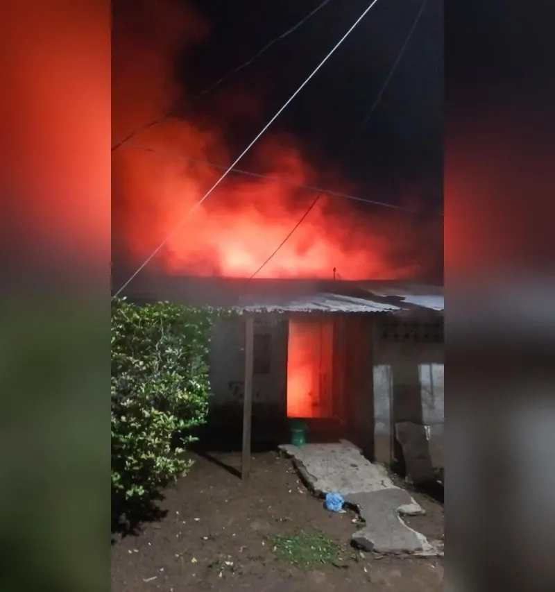 Llamas devoran casi por completo vivienda en Batahola Norte