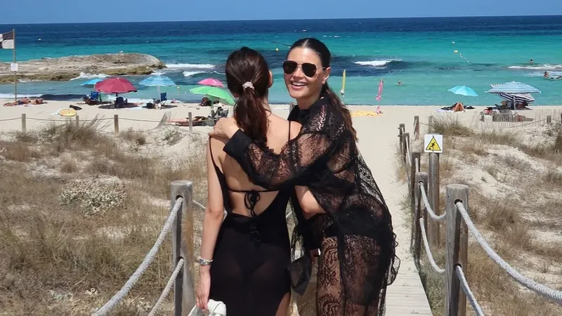 ‘Chiqui’ Delgado y su hija Carlota Sarcos disfrutan del verano desde Formentera