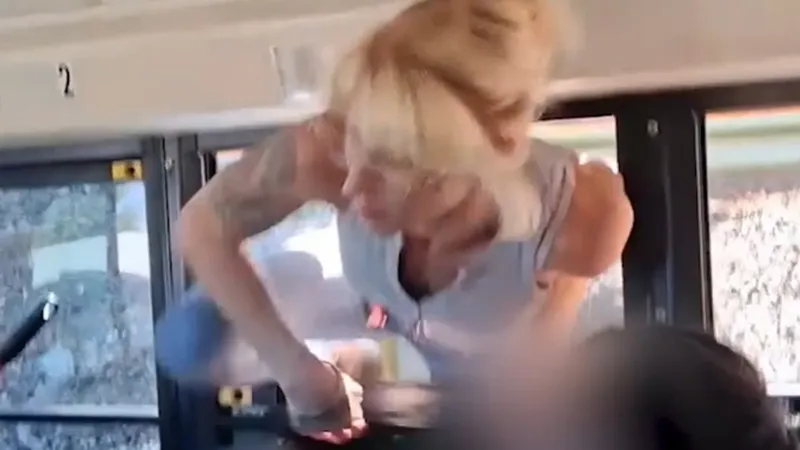 Madre rompe ventana de autobús escolar para enfrentar al conductor