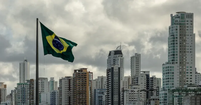 Brasil podría llevar su deuda al 105% del PIB sin nuevas reformas fiscales, advierte informe