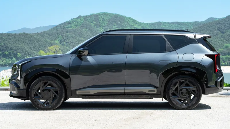 Eficiente y práctico, el Kia Seltos híbrido estrena una inédita tecnología 4x4 y un completo equipamiento