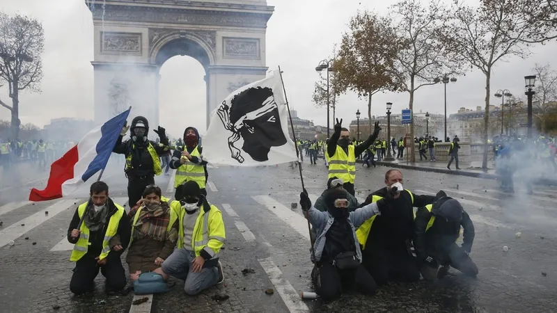 Chalecos amarillos llaman a nueva protesta ante la "deriva autoritaria" de Macron