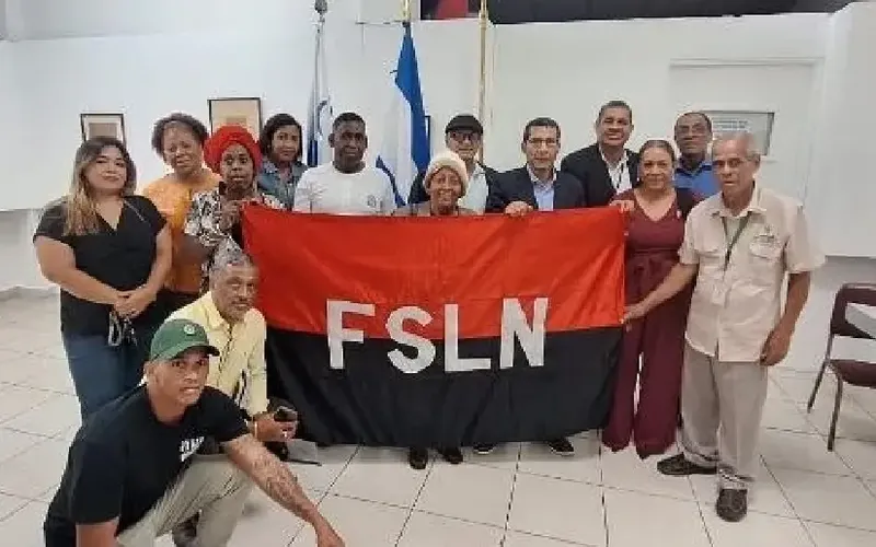 Con Intelectuales, Artistas, Movimientos Sociales en Panamá
