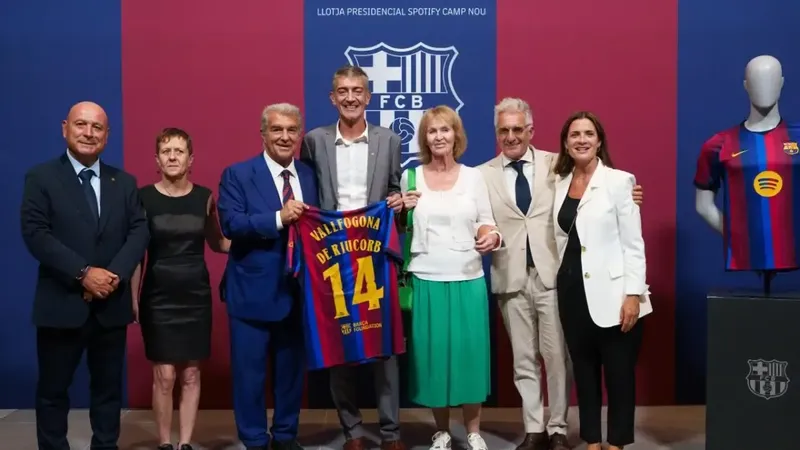 Reconocimiento a Cruyff en el palco del Spotify Camp Nou