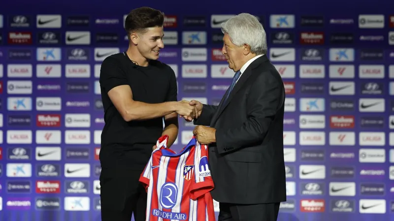 Cerezo, seguro de que "Julián se ganará a la afición del Atlético en dos partidos"