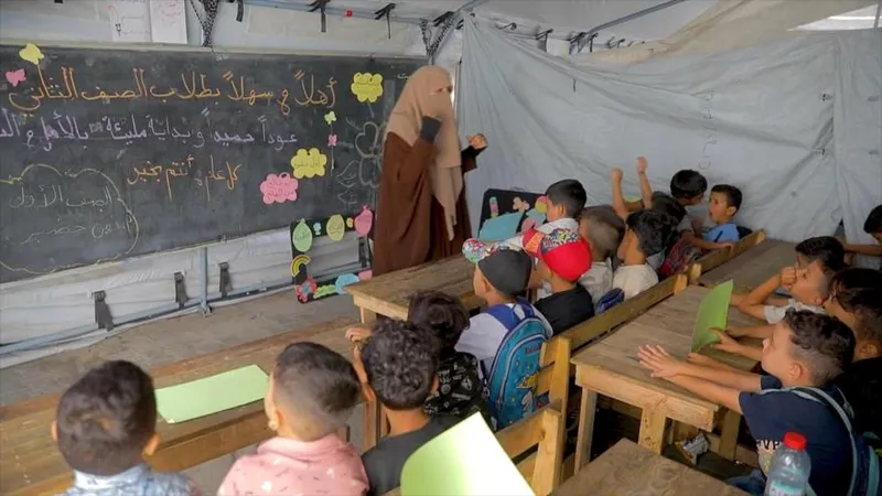 Niños de Gaza vuelven a las aulas entre ruinas tras casi tres años de guerra