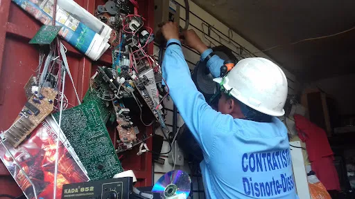 Planean millonario proyecto para legalizar el sistema eléctrico en el Mercado Oriental