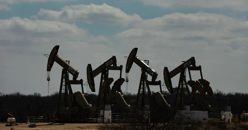 El petróleo se dispara tras nuevos ataques de EE.UU. a Irán y tensión en Ormuz
