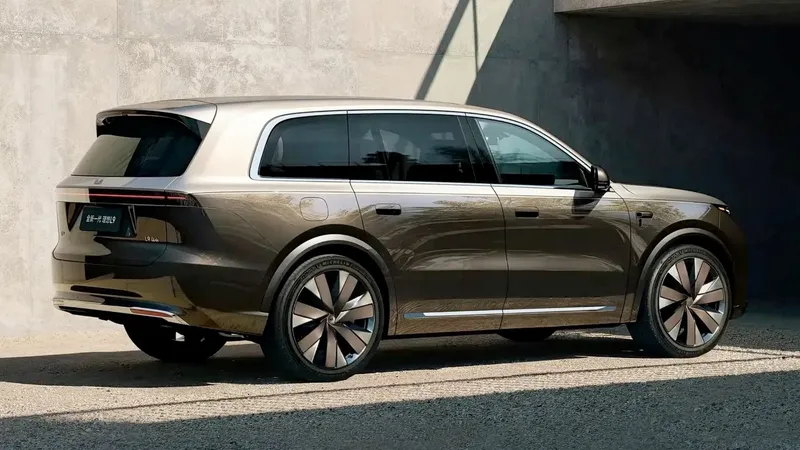 Este SUV híbrido de 58.100 €, 563 CV y 1.650 km de autonomía desafía a las leyes de la física con su suspensión de 800 voltios