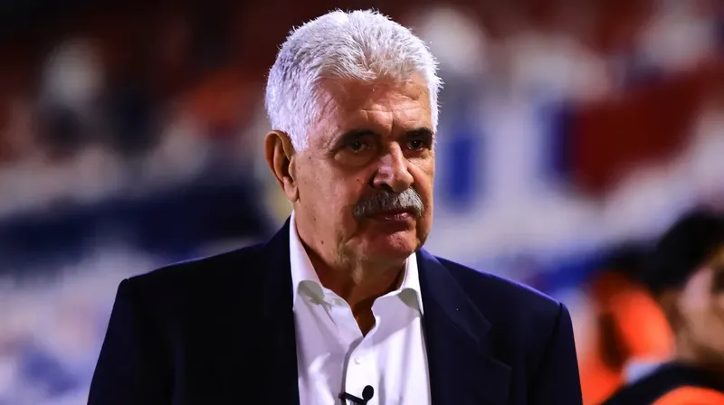 Ricardo Ferretti alzó su mano para volver a los Pumas