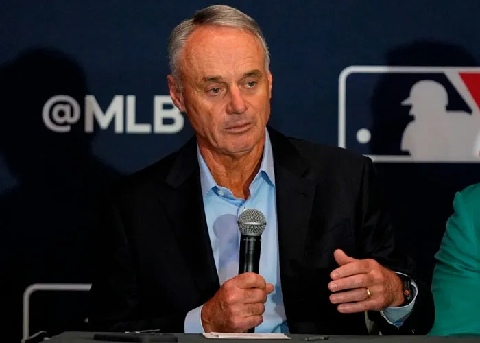 Los dueños de MLB proponen un tope salarial