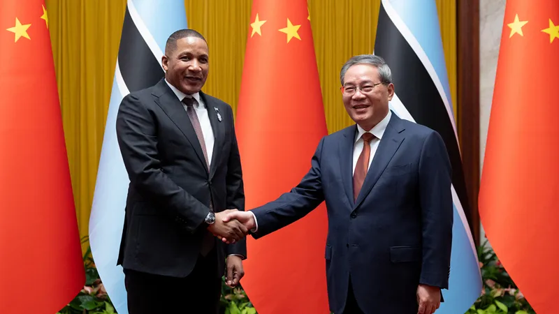 El primer ministro Li Qiang se reúne en Beijing con el presidente de Botsuana, Duma Gideon Boko