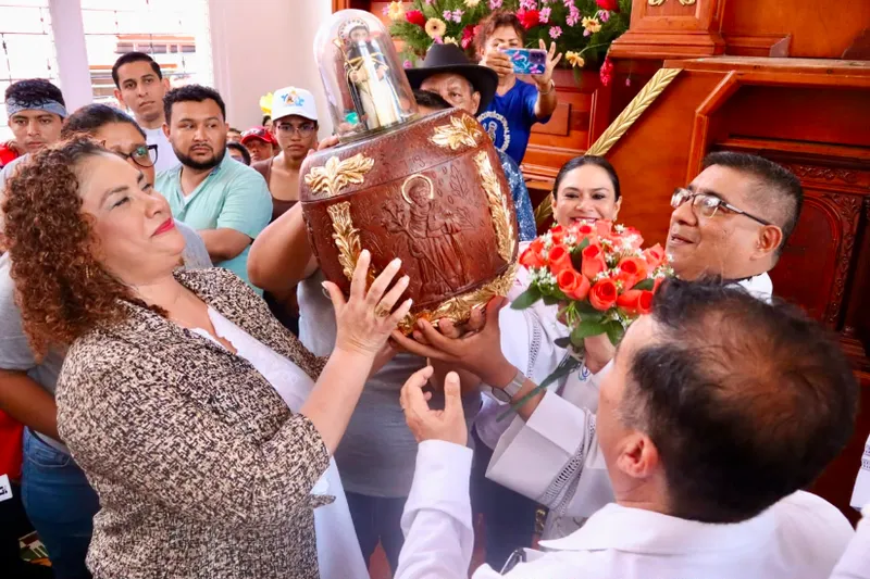 Devotos acompañan la tradicional subida de Santo Domingo de Guzmán