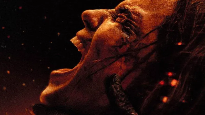 "Creo que si no lo haces en una película de 'Evil Dead', ¿dónde lo haces?": el director de 'Posesión infernal: en llamas' ha tenido libertad para llevar la saga al extremo