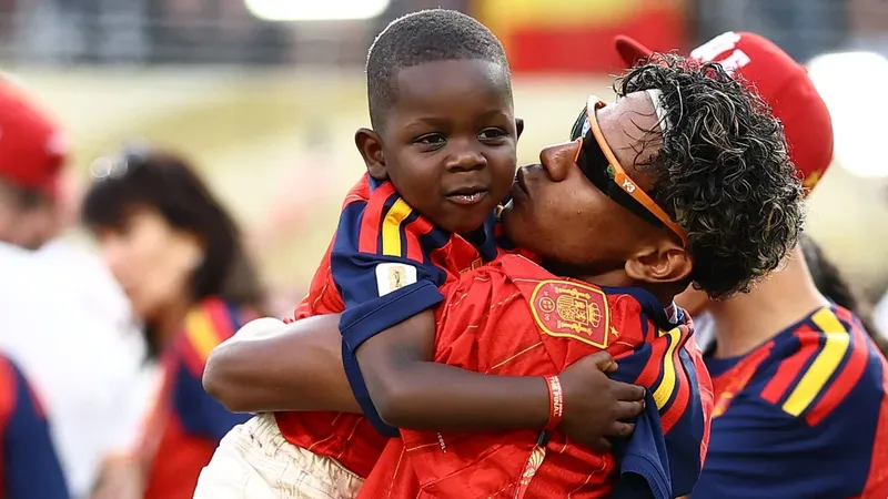 Lamine Yamal celebra el triunfo de España en el Mundial con su hermano pequeño Keyne: las fotos más tiernas