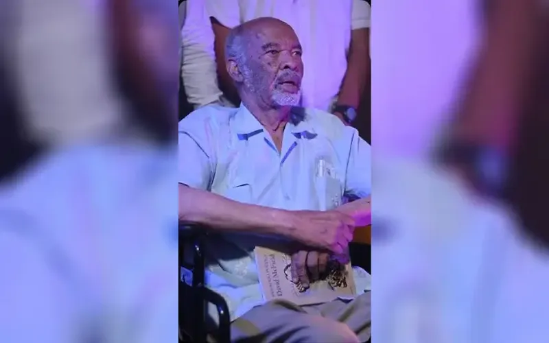 Poeta David Mcfield: Hay que defender la Revolución como dé lugar