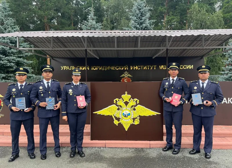 Oficiales de la Policía Nacional se gradúan con honores en prestigioso instituto jurídico de Rusia