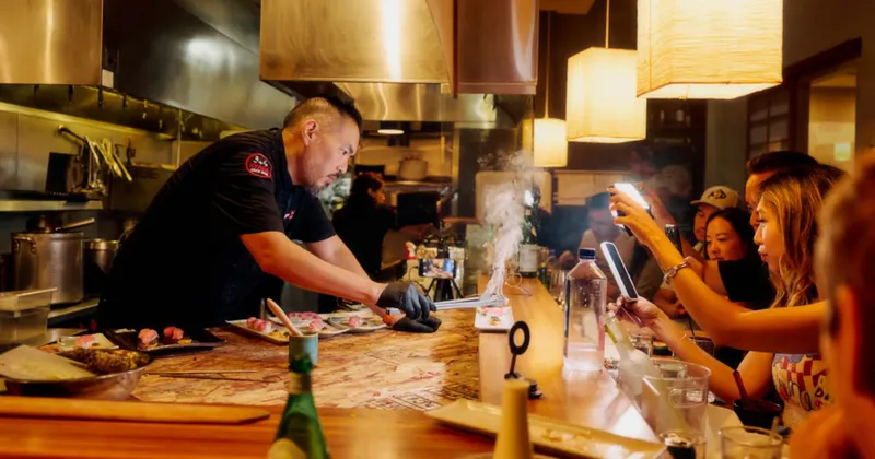 El sushi se sirve con espectáculo: restaurantes despiezan atunes gigantes frente a sus clientes