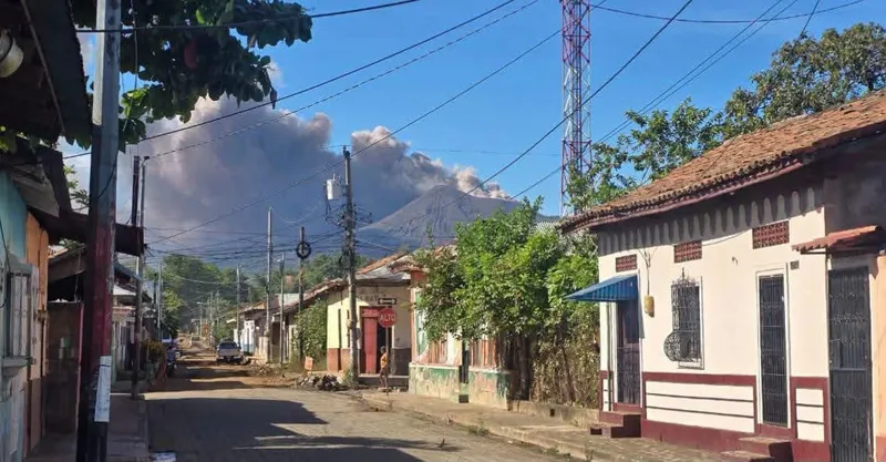 Volcán Telica mantiene actividad eruptiva por sexto día consecutivo: sus cenizas alcanzan comunidades de León y Chinandega