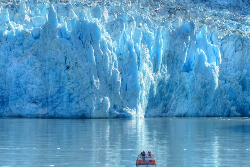 En 1977, un príncipe saudí se llevó de Alaska un iceberg milenario de 2 toneladas para solucionar la crisis mundial del agua. Terminó poniendo hielo a los cubatas