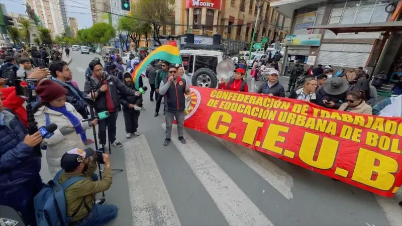 Maestros se movilizan contra las medidas económicas de Paz Pereira