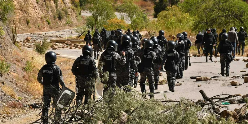 Bolivia inicia operativo militar y policial para recuperar vías bloqueadas