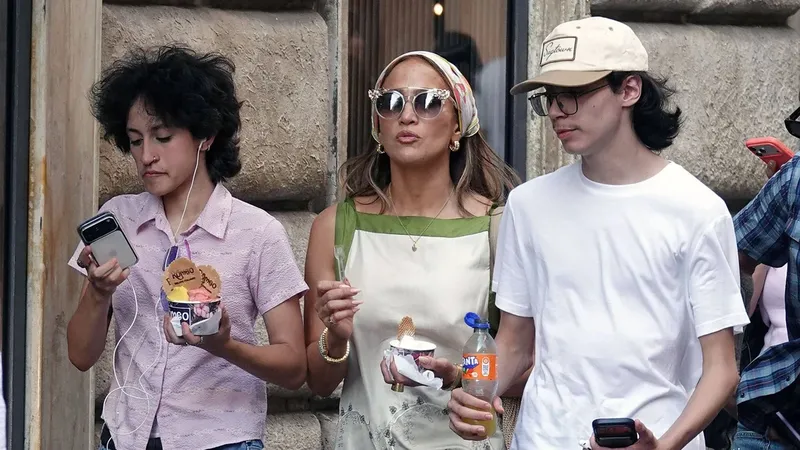 Jennifer Lopez pasea por Roma con sus hijos antes de su partida a la universidad