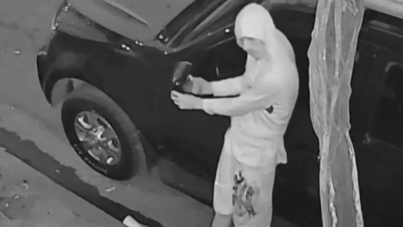 Video capta robo de espejo a camioneta en Reparto Schick, Managua
