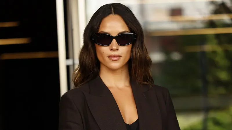 Cómo combinar el negro y café para el look más elegante en otoño 2026, según Adria Arjona