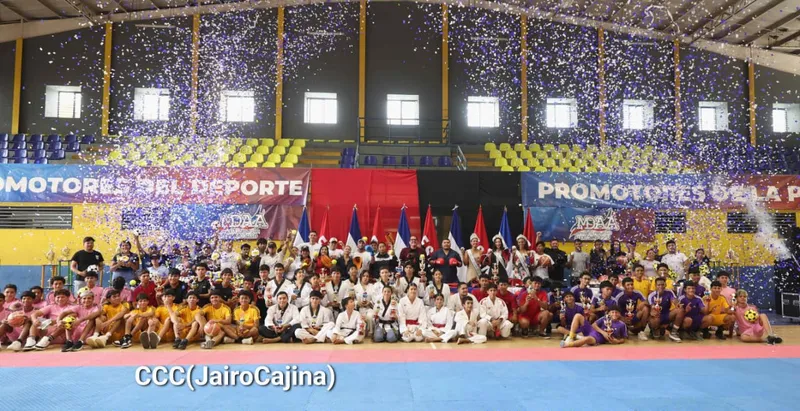 Autoridades del deporte nacional entregan material deportivo a la juventud nicaragüense