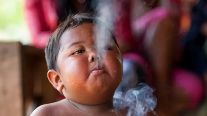 ¿Qué pasó con Ardi Rizal, el niño que fumaba 40 cigarrillos al día? Así luce hoy