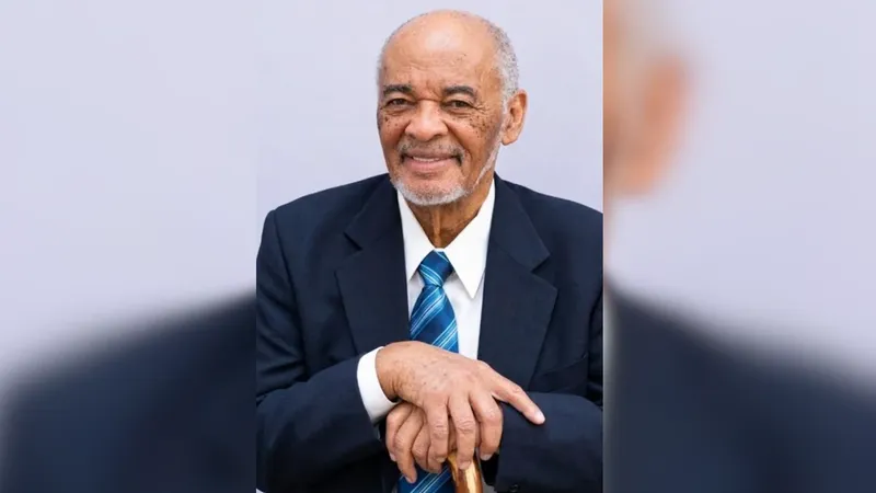 ¡Honor y Gloria al Poeta David Mcfield Richards!