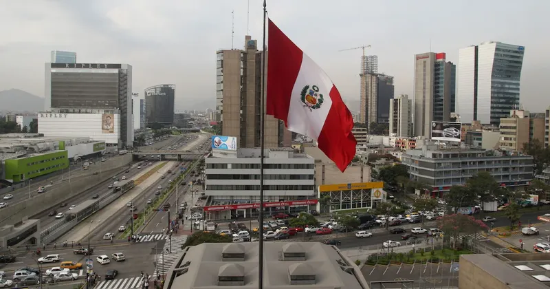¿Cómo influye en el dólar y las tasas que Julio Velarde continúe en el Banco Central de Perú?