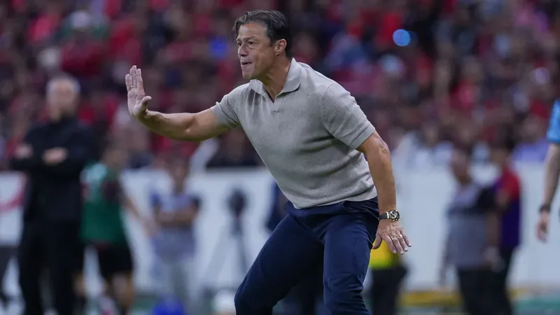 Matías Almeyda le pide a Concacaf unir sur torneos con Conmebol