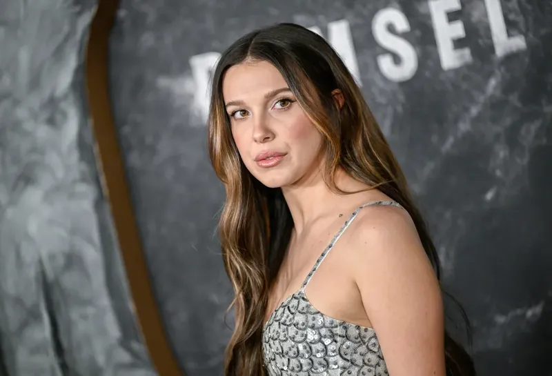 Millie Bobby Brown habla sin filtros sobre su experiencia como mamá
