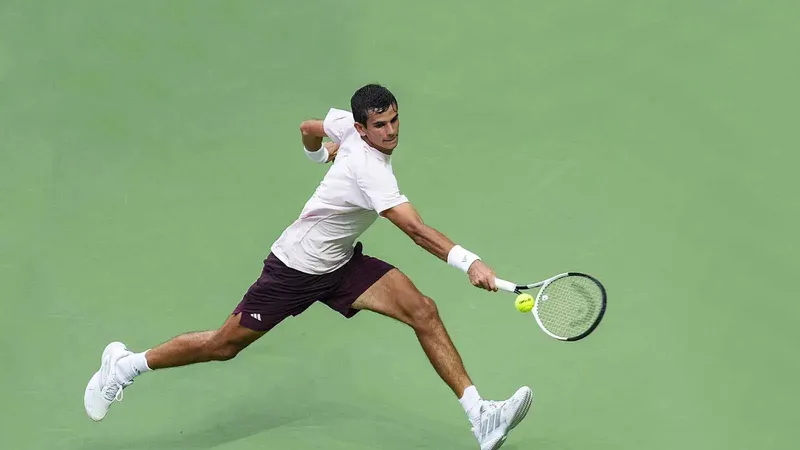 A qué hora juega Jódar vs Medvedev en el Masters 1000 Shanghái: cómo ver el partido de semifinales por TV