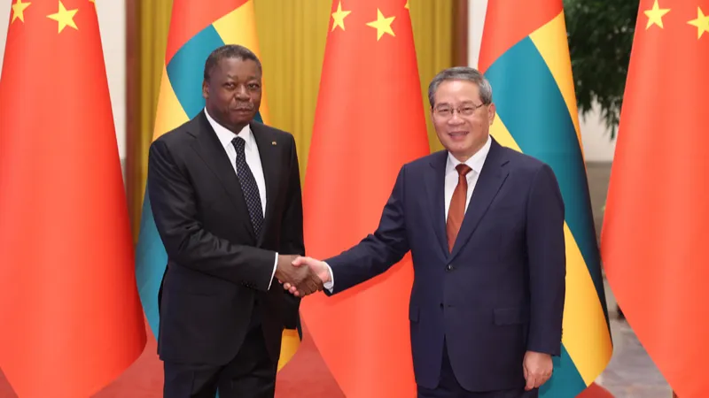 El primer ministro chino se reúne con el presidente del Consejo de Ministros de Togo