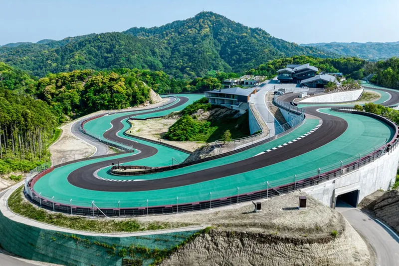Un multimillonario quería un circuito privado así que taló una montaña para construírselo. Ahora tiene el Disneyland de los amantes de los coches