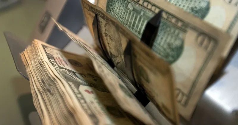 Analistas detectan ventas de bonos y futuros del BCRA para frenar el dólar
