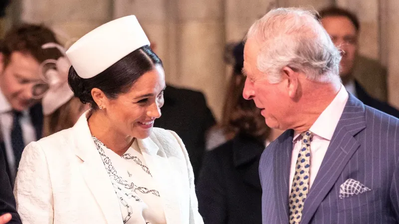 El rey Carlos y la estricta norma de la realeza que le impidió felicitar a su nuera Meghan Markle en su cumpleaños