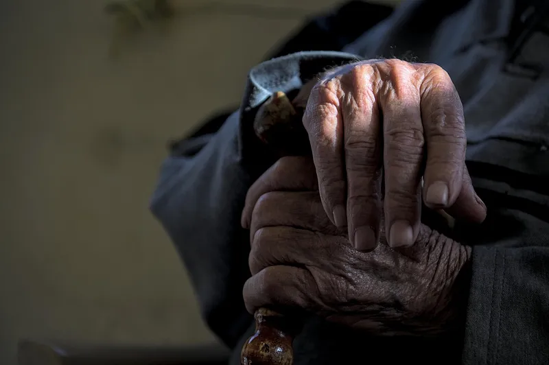 ¡Insólito! Abuelos deben de pedir permiso para abrazar a sus nietos