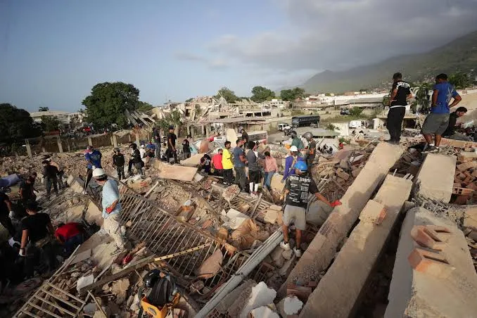 Foco en la esperanza: los venezolanos tratan de reconstruir el país a un mes del doble terremoto