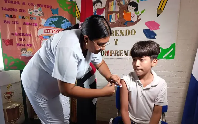 Aplican vacuna contra el VPH a estudiantes del Colegio Experimental México