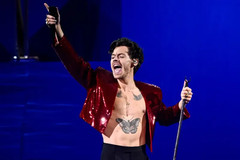Mira a Harry Styles recuperarse con estilo de caída durante segundo concierto en México