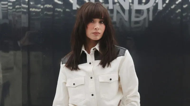 Aitana sorprende con un conjunto vaquero en el desfile de Fendi durante la Semana de la Moda en Milán