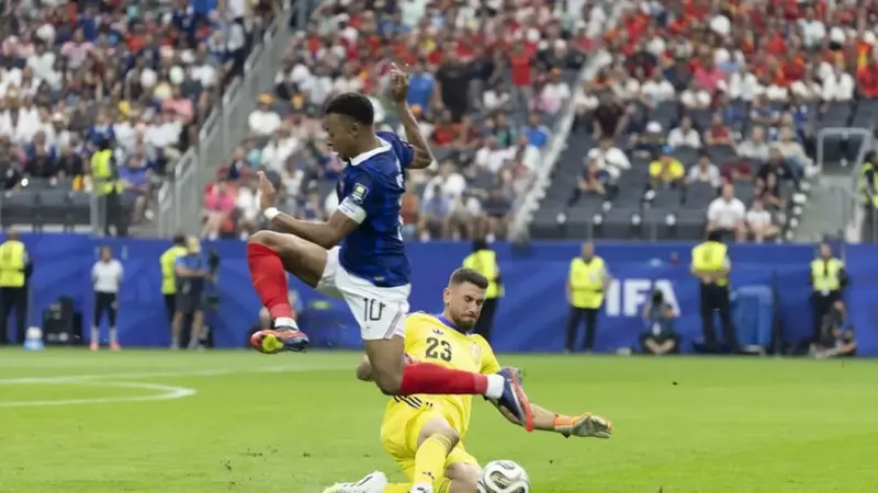 Así fue el cruce de cables de Mbappé: le propinó un golpe a Unai Simón